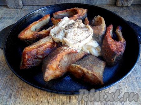 Затем переложите кусочки жареного карася в более просторную сковороду, смазанную растительным маслом. В центр сковороды выложите сметану и щепотку смеси перцев (как на фото).
