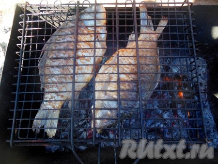 Готовьте карасей около 10-20 минут (время приготовления зависит от жара ваших углей и размера карасей), периодически переворачивая решетку мангала с одной стороны на другую. Угли в процессе приготовления не должны сильно гореть.
