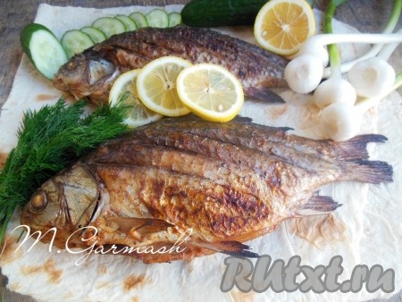 Жареные караси получаются нежными, ароматными и очень вкусными. Подавайте такое лакомство со свежими овощами и зеленью. Блюда, приготовленные на природе, всегда дарят море радости и хорошего настроения.