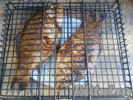 Так выглядят уже готовые караси, жареные на мангале (на фото).