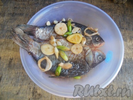 Полейте рыбу растительным маслом и оставьте мариноваться на 15-20 минут.
