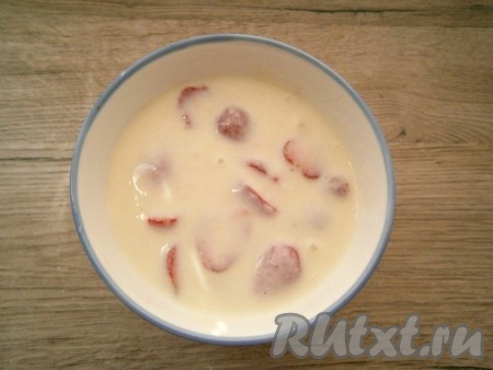 Полученной сметанно-желейной смесью залить клубнику.
