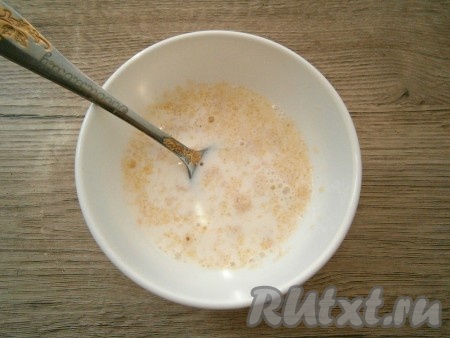 Желатин залить молоком комнатной температуры, перемешать, оставить на 10-15 минут.
