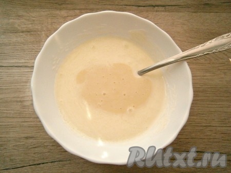 Желатин с молоком нагреть на среднем огне, помешивая, чтобы желатин растворился. Не кипятить! Затем остудить желатин до теплого состояния и вылить его в сметанную смесь, хорошенько перемешать.