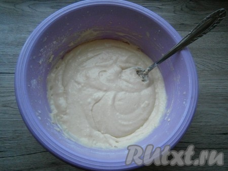 Замесить тесто с помощью миксера. Тесто должно получиться однородным, гладким, по консистенции похожим на густую сметану.

