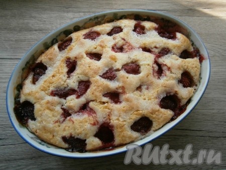 Отправить форму в разогретую до 180 градусов духовку на 10 минут, после чего температуру убавить до 160-170 градусов и выпекать пирог далее еще 50 минут.