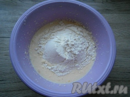 Взбить получившуюся массу миксером до однородности. Далее добавить лимонный сок и лимонную цедру, перемешать. Всыпать муку и разрыхлитель.
