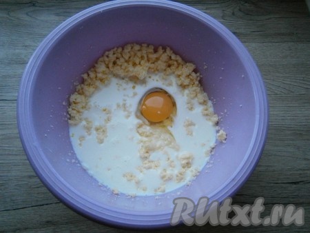 Перемешать масло с сахаром и солью при помощи миксера, после чего влить молоко, добавить яйцо, ванильный сахар.
