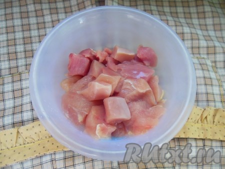 Пока варится пшеничная каша, куриное филе нарежьте на небольшие кусочки.