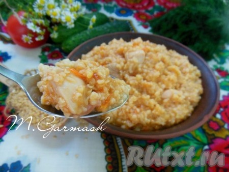 Вкусная, сытная пшеничная каша с курицей готова. Подавайте к столу в горячем виде с овощным салатом или свежими овощами.
