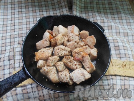 Обжаренное мясо посолите и поперчите по вкусу.
