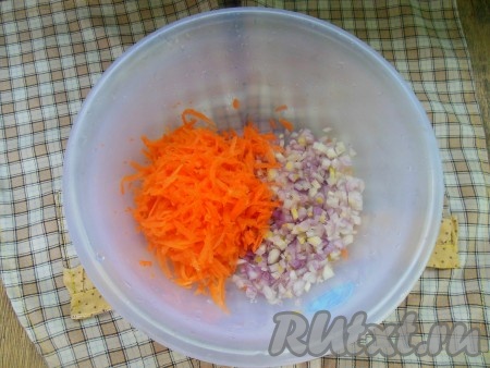 Пока пшеничная каша с мясом доваривается, очищенную морковь натрите на тёрке, а репчатый лук нарежьте мелкими кубиками.
