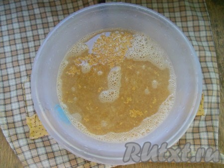 Пшеничную крупу промойте под проточной водой, чтобы максимально смыть муку с крупы. Промывать крупу нужно до прозрачности воды, затем слейте воду с крупы.
