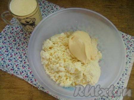 Добавьте в глубокую миску творог и сметану.