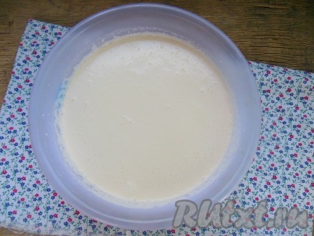 Взбейте творог со сметаной до однородности. Творожная масса должна получиться, как густая домашняя сметана. Творог бывает разной степени жирности и сухости, поэтому если масса получилась слишком густой и суховатой, добавьте немного холодного кипяченого молока и взбейте погружным блендером. Таким образом, подливая понемногу молоко, доведите творожную массу до консистенции густой домашней сметаны.
