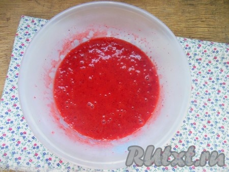 Взбейте погружным блендером клубнику с сахаром до однородности.
