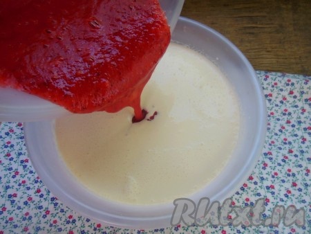 Клубничную массу добавьте в творожную массу и снова взбейте погружным блендером до однородности.
