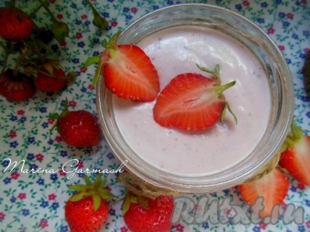 Выложите творожный десерт в баночку (или в порционные чашки, или в небольшие баночки и т.д.).
