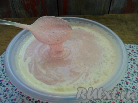 Творожно-клубничный десерт должен получиться однородным, напоминающим сметану средней густоты или тесто на оладьи (как на фото).
