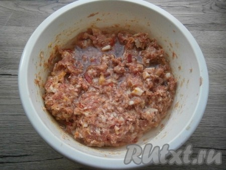 Тщательно фарш перемешать, влить холодную воду.