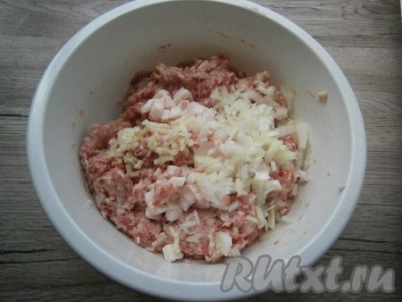 Лук и чеснок очистить, болгарский перец освободить от семян. Лук мелко нарезать и добавить его в фарш вместе с пропущенным через пресс чесноком.
