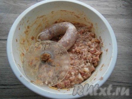 Снова фарш хорошенько перемешать. Затем наполнить фаршем, не слишком плотно, подготовленные (вымытые внутри и снаружи) свиные кишки. Перевязывая концы с двух сторон, сформировать колбаски. Наполнять кишки фаршем вы можете с помощью специальной насадки к мясорубке или же с помощью верхней обрезанной части пластиковой бутылки.
