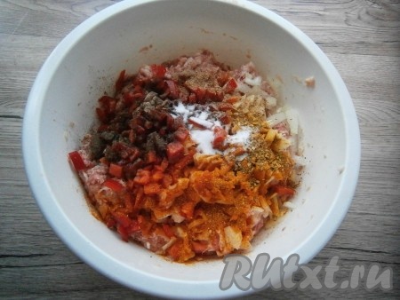 Далее добавить в фарш нарезанный небольшими кусочками сладкий болгарский перец, соль, паприку, черный молотый перец, кориандр и приправу для курицы.
