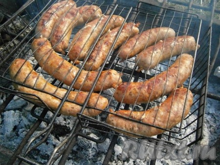 Полуфабрикат - колбаски для гриля, приготовленные в домашних условиях, - сложить в пластиковую форму, застеленную бумагой, и отправить в морозилку. Замороженные колбаски перед отъездом на природу или жаркой в духовке (или сковороде) следует полностью разморозить и наколоть иголкой каждую колбаску (по 5-7 проколов со всех сторон). Готовые колбаски получаются сочными и очень вкусными, попробуйте!