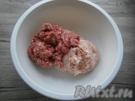 К куриному фаршу добавить фарш телячий.