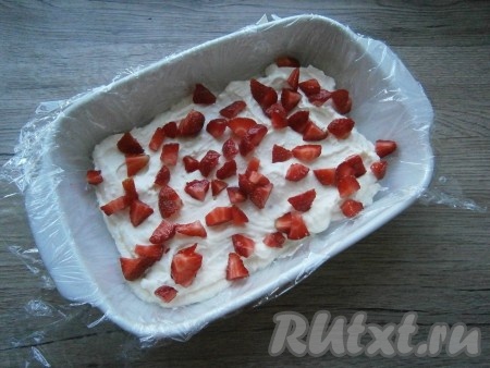 Далее смазать печенье толстым слоем творожной массы, выложить кусочки свежей клубники (или других фруктов, ягод без косточек).
