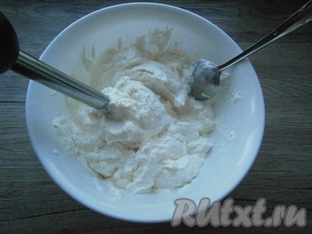 Взбить творожную массу погружным блендером до кремообразного однородного состояния.
