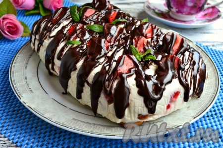 Для приготовления глазури смешать в миске какао, сахар и сметану, поставить на небольшой огонь, непрерывно помешивая, довести массу до кипения, но не кипятить, снять с огня. Глазурь остудить до теплого состояния, она получится однородной, достаточно густой. Вкуснейший творожный торт, приготовленный с печеньем без выпечки, достать из морозилки, перевернуть на блюдо, полить глазурью и украсить ягодами. Отправить сразу же в морозилку на 10-15 минут. В дальнейшем этот замечательный тортик можно хранить просто в холодильнике.