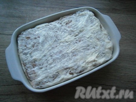 И снова выложить слой творога, ягод или фруктов, печенья в сиропе, продолжить чередовать слои, пока не закончатся продукты. Верхний слой должен быть из печенья в сиропе, смазанный не слишком толстым слоем творожной массы. Краями пленки прикрыть торт и отправить в морозилку на 2-3 часа.