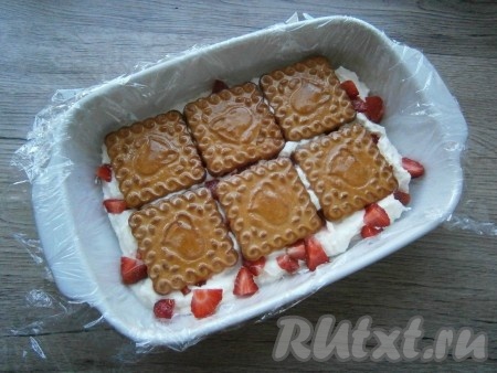 Затем снова сделать слой печенья в сиропе.
