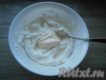 Жирную домашнюю сметану добавить в получившуюся творожную массу, тщательно перемешать.
