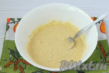 Добавить в тесто сахар и соль, хорошо перемешать. Тесто получится, как густая сметана.
