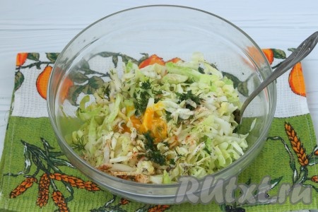 С капусты слить воду, добавить яйцо, соль, перемешать и начинка для пирога готова. Если хотите, то можно добавить сушёные травы для усиления аромата, тут дело вкуса.
