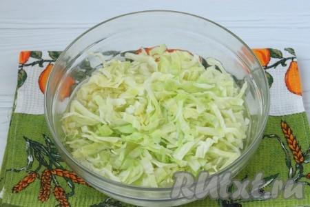 Капусту нашинковать, сложить в миску и залить кипятком на 15 минут.
