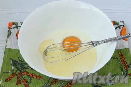 Овсяные хлопья немного перетереть руками, можно измельчить в комбайне, но не до состояния муки. Для приготовления теста в отдельной миске смешать кефир, яйцо и подсолнечное масло.
