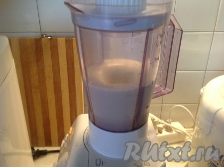 Включаем блендер на среднюю скорость и взбиваем наш банановый коктейль в течение 1 минуты.
