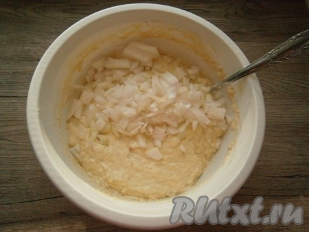 Очищенный репчатый лук мелко нарезать и добавить в тесто.
