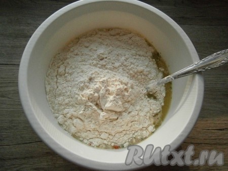 Добавить муку.
