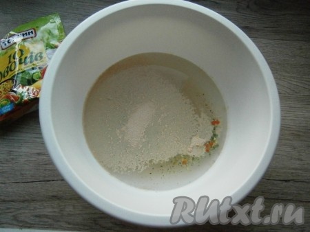 В теплую воду всыпать сухие дрожжи и приправу.
