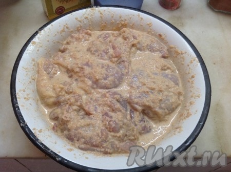 Поместить в приготовленный маринад куриные бёдрышки и убрать в холодильник, накрыв пленкой. Выдержать куриное мясо в маринаде от 30 минут до 2-х часов.
