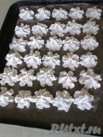 Выпекать миндальное печенье 15-20 минут (в зависимости от размера печенья) в разогретой духовке при температуре 160-170 градусов.&nbsp;
