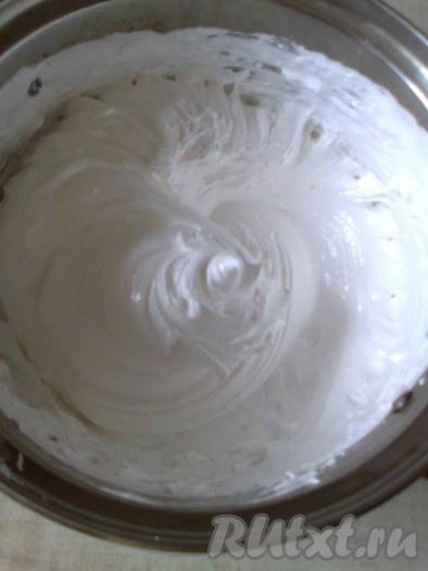 Яичный белок перемешать с сахаром, поставить посуду с белком и сахаром на водяную баню так, чтобы посуда с белками была ровно над поверхностью закипевшей воды. Газ убавить до минимума и взбивать белок с сахаром миксером на водяной бане до твердых пиков в течение 5-7 минут. Затем, сняв с водяной бани, поставить посуду со взбитыми белками в емкость с холодной водой и взбивать еще 2 минуты (до остывания белков).