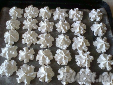 Добавить во взбитый белок молотый миндаль и вмешать муку. Противень застелить пергаментом или тефлоновым ковриком. Сверху пергамент надо обязательно смазать растительным маслом, чтобы печенье не прилипло к пергаменту. 

Отсадить на противень печенье с помощью кондитерского мешка с насадкой (у меня насадка 1M). Оставить заготовки на 15 минут, чтобы они немного подсохли.