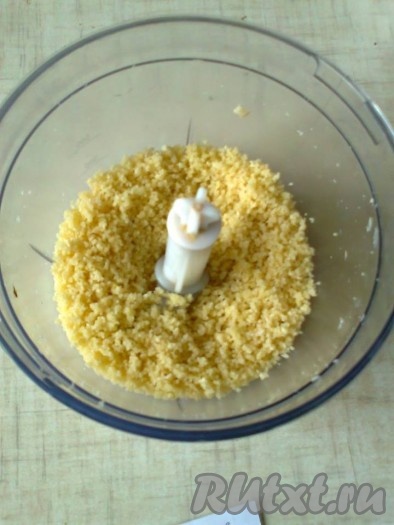 Очищенный миндаль надо предварительно отправить в морозилку на пару часов (можно на ночь), чтобы он заморозился. Затем миндаль надо смолоть в измельчителе (блендере) до состояния крошки.