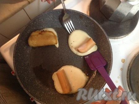 Теперь аккуратно с помощью лопатки и вилки (как на фото) сложить кружок теста пополам, придавая ему форму красивого конвертика (благодаря складыванию оладушка пополам с помощью лопатки и вилки, вытечет меньше теста).