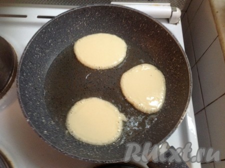 Разогреть сковородку, налить масло и выложить по одной столовой ложке теста (как для обычных оладушек).